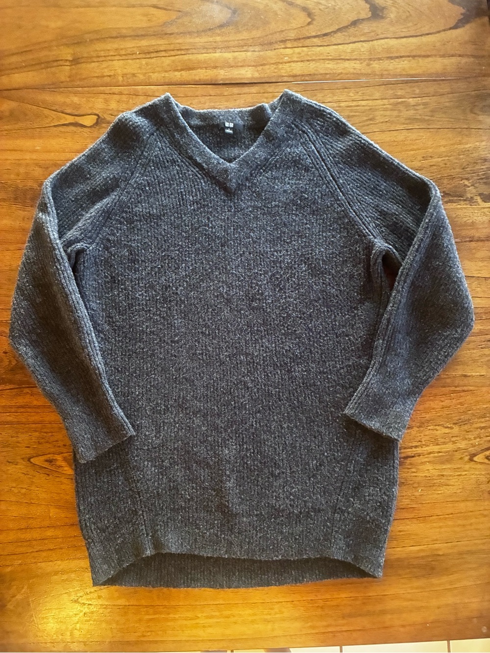 Quince look alike Uniqlo wool Men's Charcoal V-Neck Cable Knit Sweater